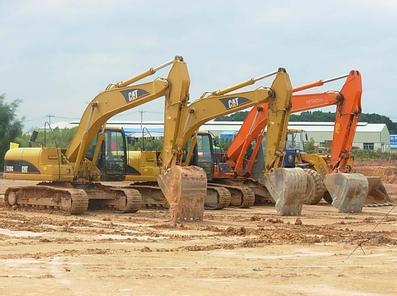 东莞道滘挖掘机培训多少钱，开挖掘机需要证吗？